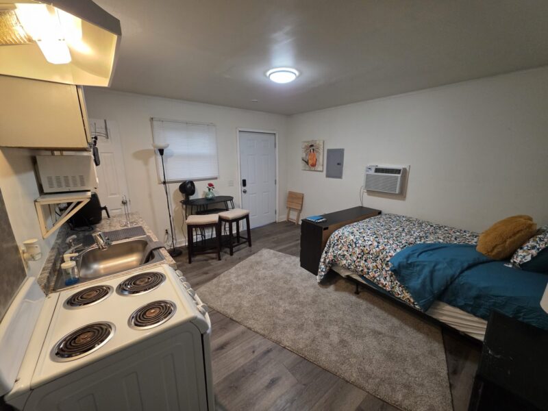 East Point Studio House!!! 6 Miles from MB Stadium! Fully Equipped!!