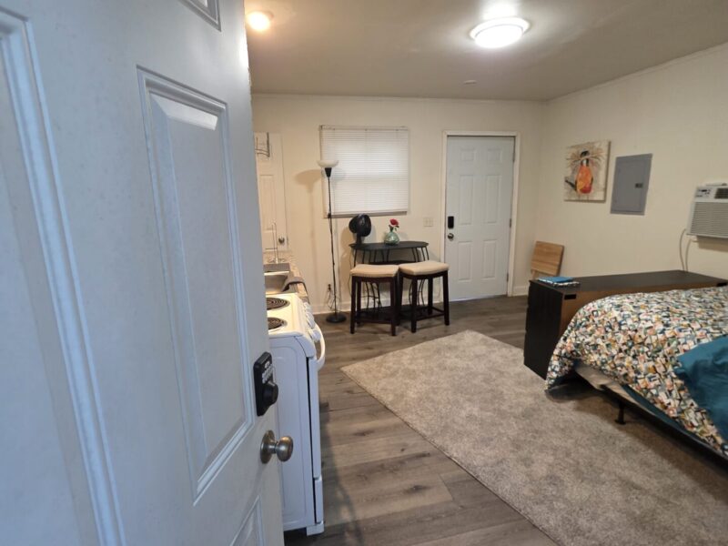 East Point Studio House!!! 6 Miles from MB Stadium! Fully Equipped!!