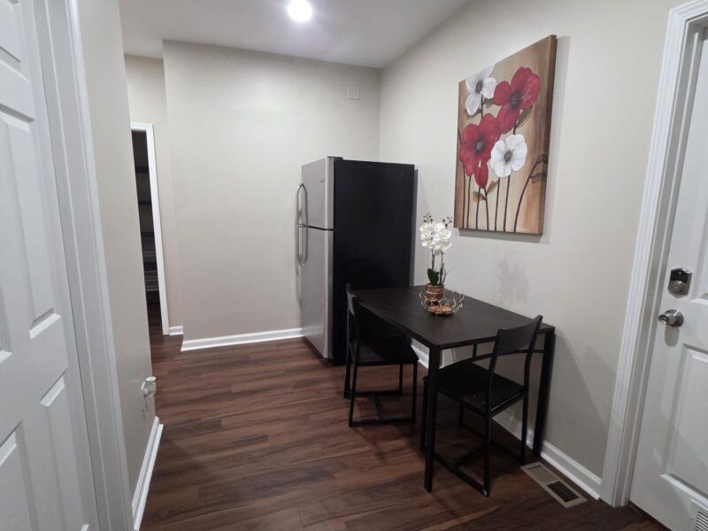 Midtown SUITES!! 4 MILES FROM MERCEDES BENZ STADIUM!! MARTA ACCESSIBLE!! Private Bathrooms!!!!!