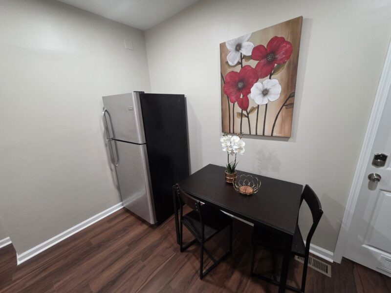 Midtown SUITES!! 4 MILES FROM MERCEDES BENZ STADIUM!! MARTA ACCESSIBLE!! Private Bathrooms!!!!!