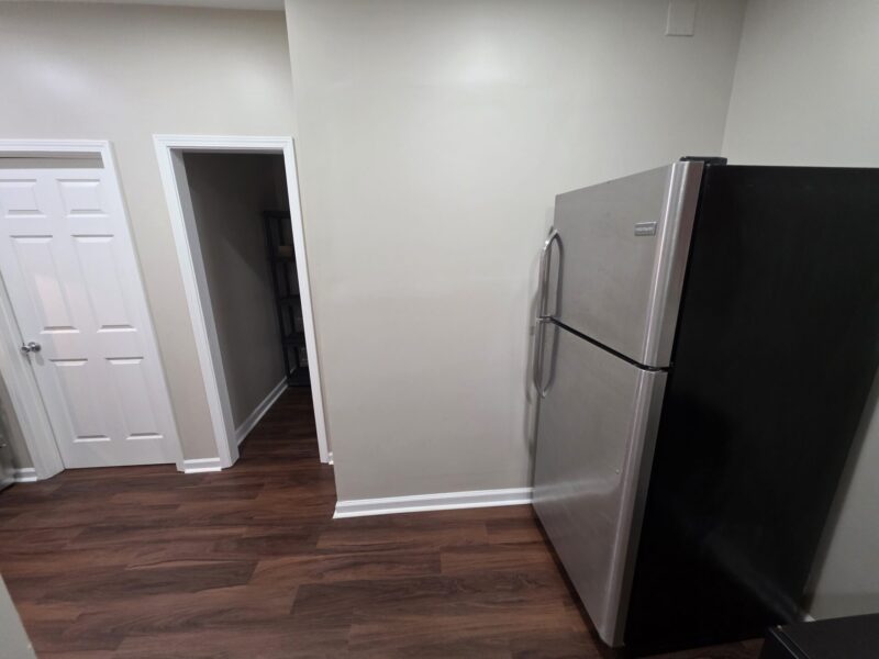 Midtown SUITES!! 4 MILES FROM MERCEDES BENZ STADIUM!! MARTA ACCESSIBLE!! Private Bathrooms!!!!!