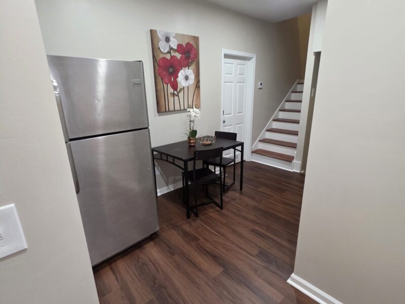 Midtown SUITES!! 4 MILES FROM MERCEDES BENZ STADIUM!! MARTA ACCESSIBLE!! Private Bathrooms!!!!!