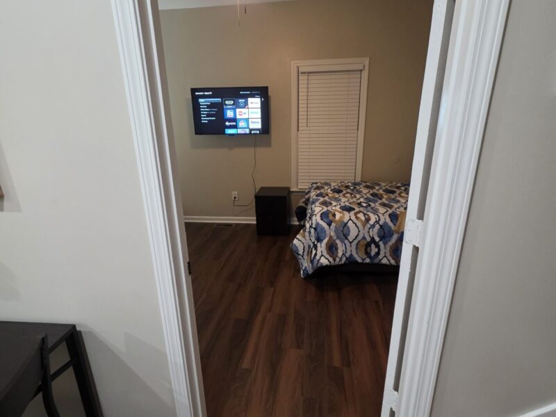 Midtown SUITES!! 4 MILES FROM MERCEDES BENZ STADIUM!! MARTA ACCESSIBLE!! Private Bathrooms!!!!!