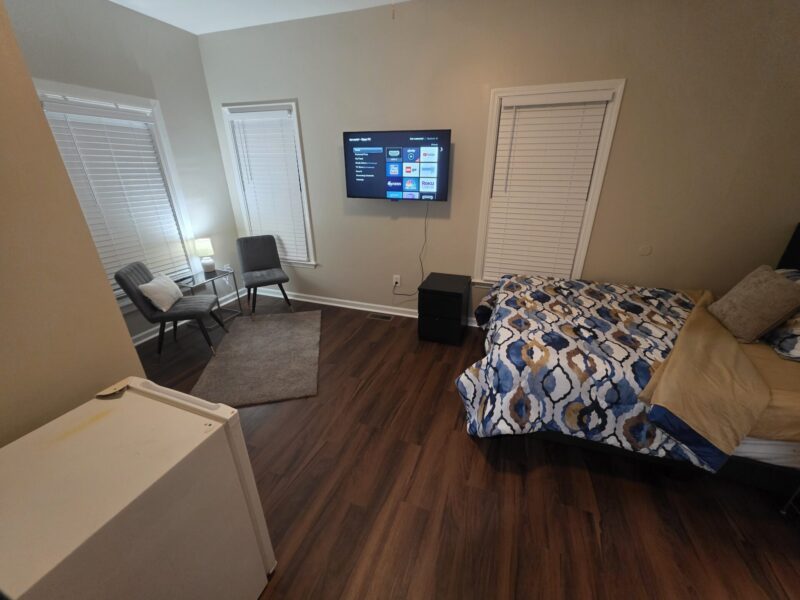 Midtown SUITES!! 4 MILES FROM MERCEDES BENZ STADIUM!! MARTA ACCESSIBLE!! Private Bathrooms!!!!!