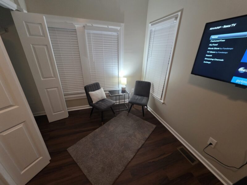 Midtown SUITES!! 4 MILES FROM MERCEDES BENZ STADIUM!! MARTA ACCESSIBLE!! Private Bathrooms!!!!!