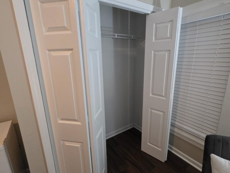 Midtown SUITES!! 4 MILES FROM MERCEDES BENZ STADIUM!! MARTA ACCESSIBLE!! Private Bathrooms!!!!!
