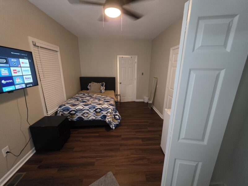 Midtown SUITES!! 4 MILES FROM MERCEDES BENZ STADIUM!! MARTA ACCESSIBLE!! Private Bathrooms!!!!!