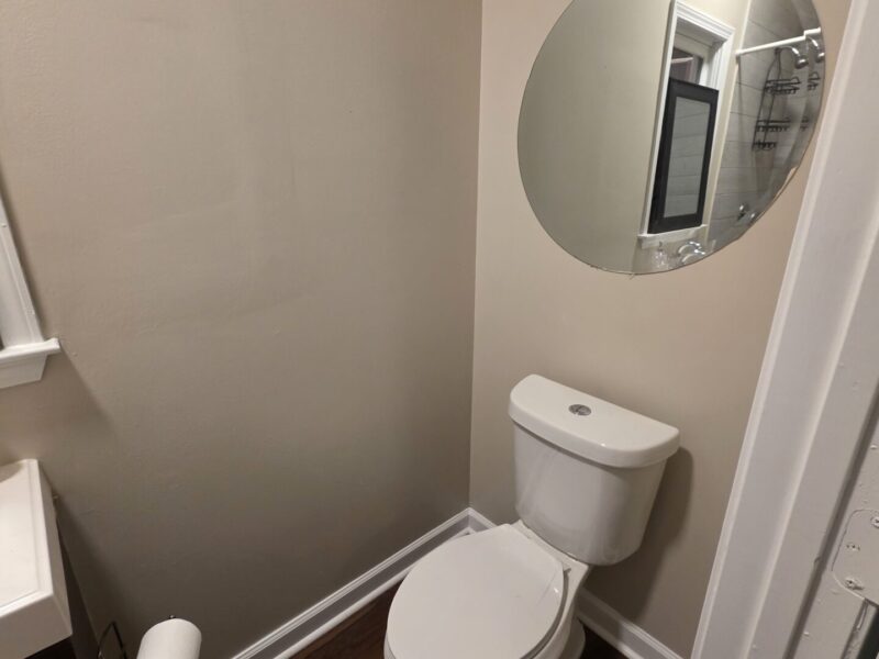 Midtown SUITES!! 4 MILES FROM MERCEDES BENZ STADIUM!! MARTA ACCESSIBLE!! Private Bathrooms!!!!!