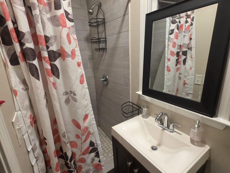 Midtown SUITES!! 4 MILES FROM MERCEDES BENZ STADIUM!! MARTA ACCESSIBLE!! Private Bathrooms!!!!!
