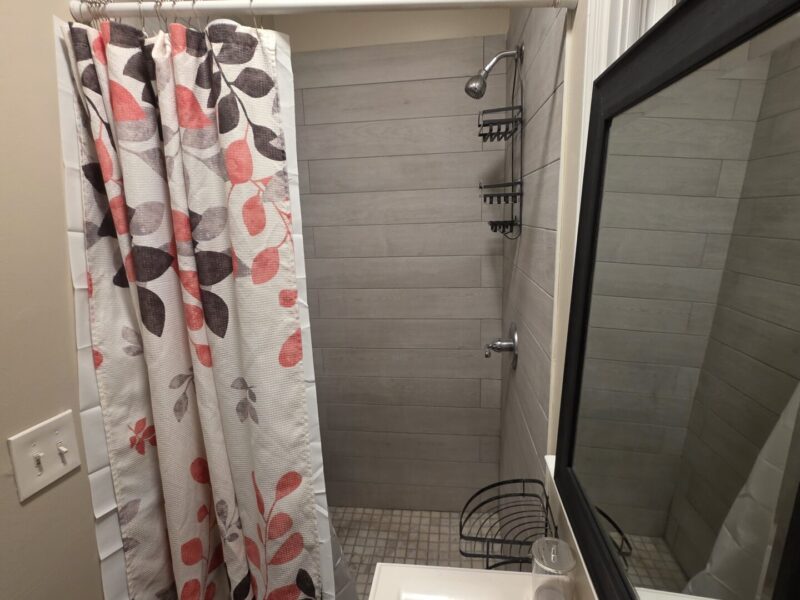 Midtown SUITES!! 4 MILES FROM MERCEDES BENZ STADIUM!! MARTA ACCESSIBLE!! Private Bathrooms!!!!!