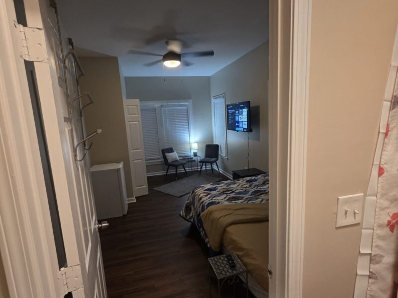 Midtown SUITES!! 4 MILES FROM MERCEDES BENZ STADIUM!! MARTA ACCESSIBLE!! Private Bathrooms!!!!!