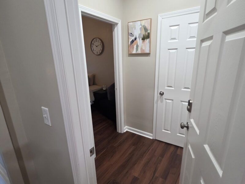 Midtown SUITES!! 4 MILES FROM MERCEDES BENZ STADIUM!! MARTA ACCESSIBLE!! Private Bathrooms!!!!!