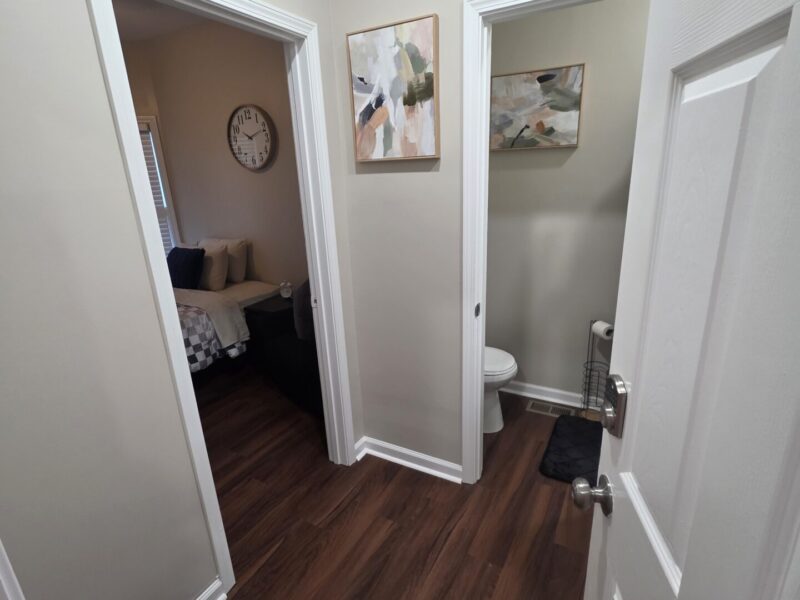 Midtown SUITES!! 4 MILES FROM MERCEDES BENZ STADIUM!! MARTA ACCESSIBLE!! Private Bathrooms!!!!!