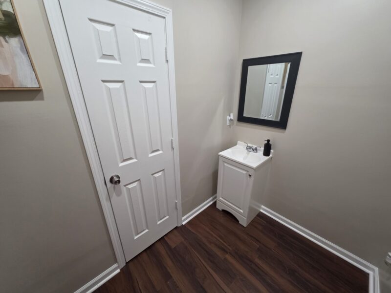 Midtown SUITES!! 4 MILES FROM MERCEDES BENZ STADIUM!! MARTA ACCESSIBLE!! Private Bathrooms!!!!!