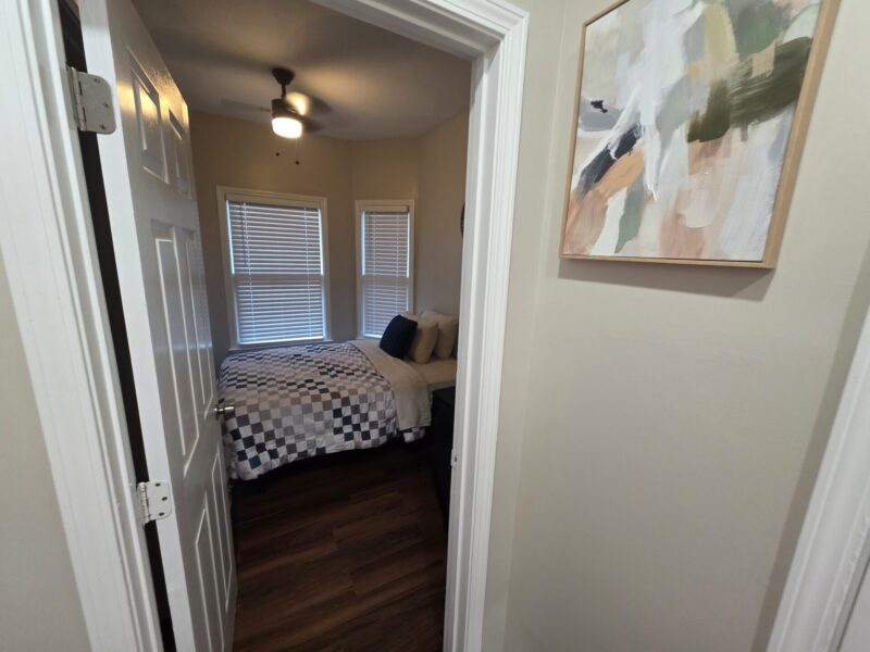 Midtown SUITES!! 4 MILES FROM MERCEDES BENZ STADIUM!! MARTA ACCESSIBLE!! Private Bathrooms!!!!!