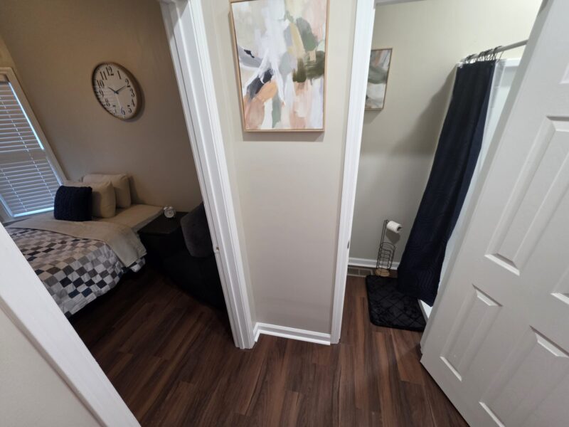 Midtown SUITES!! 4 MILES FROM MERCEDES BENZ STADIUM!! MARTA ACCESSIBLE!! Private Bathrooms!!!!!