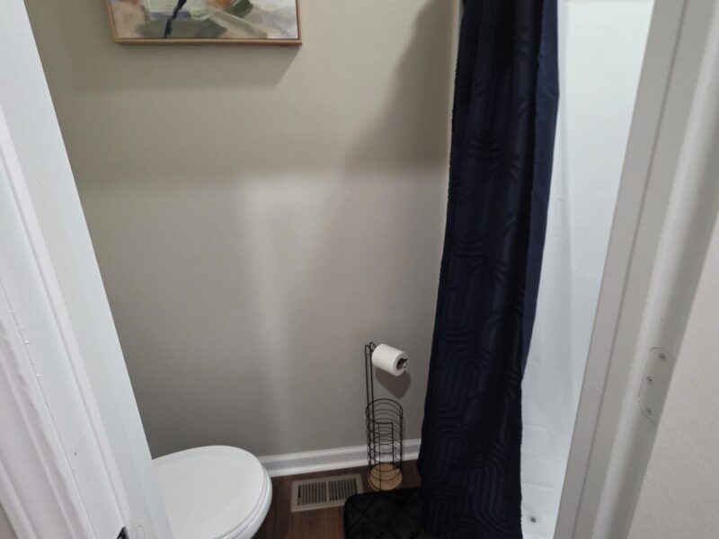 Midtown SUITES!! 4 MILES FROM MERCEDES BENZ STADIUM!! MARTA ACCESSIBLE!! Private Bathrooms!!!!!