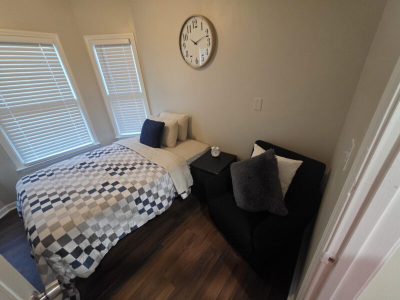 Midtown SUITES!! 4 MILES FROM MERCEDES BENZ STADIUM!! MARTA ACCESSIBLE!! Private Bathrooms!!!!!