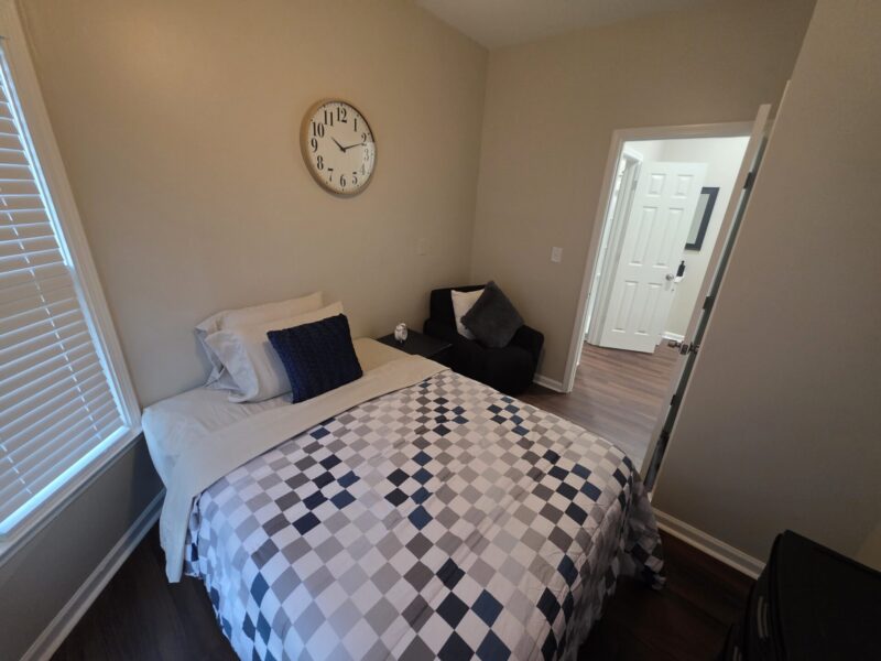 Midtown SUITES!! 4 MILES FROM MERCEDES BENZ STADIUM!! MARTA ACCESSIBLE!! Private Bathrooms!!!!!