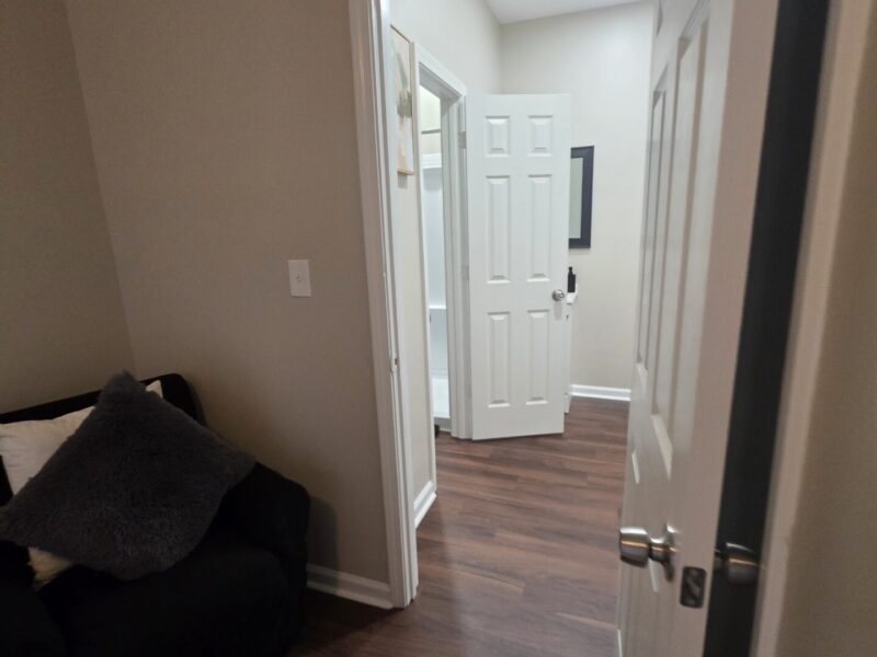 Midtown SUITES!! 4 MILES FROM MERCEDES BENZ STADIUM!! MARTA ACCESSIBLE!! Private Bathrooms!!!!!